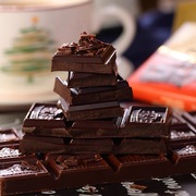 俄罗斯进口黑巧克力75%可可脂含量，榛仁杏仁夹心烘培零食100g