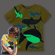 男女童夜光鲨鱼图案2022欧美夏季卡通圆领短袖儿童t恤黄色