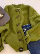 绿色牛角扣针织开衫女秋冬欧货浣熊绒，加厚冬季外穿毛衣外套高级感