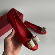 红色金属蝴蝶结圆头浅口单鞋，女2024春季法式气质3公分小跟鞋