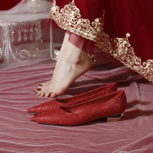 红色低跟婚鞋女中式秀禾订婚新娘鞋2024年尖头，平底单鞋不累脚