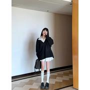 黑色v领毛衣+慵懒条纹宽松衬衫+蕾丝包臂半身裙