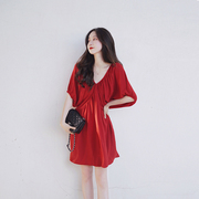 2024夏度假(夏度假)大红色天丝，v领chill松弛感显瘦洋气褶皱宽松短袖连衣裙