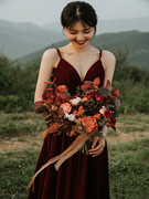 法式丝绒吊带新娘敬酒服酒红色，秋冬礼服订婚宴会回门连衣裙