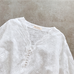 夏季通勤风精致花边刺绣，v领多包扣设计纯棉白色短袖衬衫女夏季