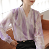 2023早秋法式梦幻紫色长袖衬衫，设计感褶皱v领印花雪纺衫