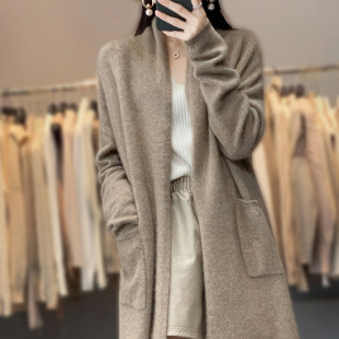 秋冬羊绒开衫女v领纯色，宽松外搭上衣，中长款针织带兜羊毛外套