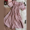 y007-粉红色女式胸前小荷叶边皱褶设计连衣裙，腰部松紧带设计