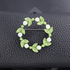 高档绿色植物镂空微镶珍珠花环，胸针女气质，百搭大衣外套别针扣配饰