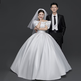影楼主题白色缎面一字肩拖尾婚纱，韩式甜美情侣摄影拍照写真礼服装