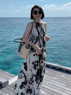 黑色挂脖连衣裙女高级感海边度假独特超好看法式印花超火长裙夏季