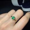 纯18k黄金镶嵌天然祖母绿戒指，戴妃款一克拉钻石戒指简单大方