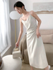 白色连衣裙女2023高级感法式吊带裙气质收腰显瘦皱褶遮肉长裙