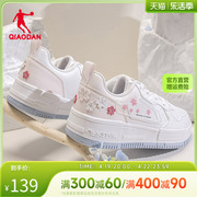 中国乔丹女板鞋2024春夏，透气增高女鞋，小白鞋学生低帮女运动鞋