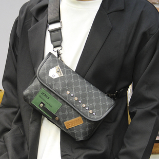升级款 铆钉个性单肩包斜跨包时尚胸包男包潮牌街头小背包手机包