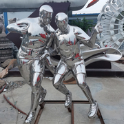 不锈踢钢足球人物雕塑金属镜面运动员雕像造型户外校园装饰定制