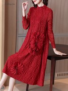 高端刺绣红色连衣裙秋冬加厚洋气，妈妈装婚宴礼服高级感长裙子