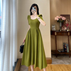 法式女神范绿色(范绿色)方领连衣裙，女短袖夏季高级感收腰气质垂感长款裙子