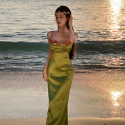 三亚海边度假连衣裙拍照气质绿色刺绣花朵缎面感吊带裙复古沙滩裙
