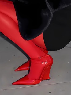 2024巴黎时装秀场平高跟漆皮尖头坡跟性感时尚走秀10公分单鞋
