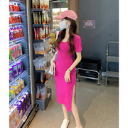 玫红色连衣裙女夏季2023修身显瘦开叉，中长款甜辣针织短袖裙子