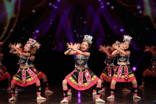 三月三少数民族演出服女童佤族走在山水间舞蹈服壮族苗族表演服装