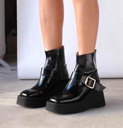 Maison Margiela时尚帅气黑色抛光牛皮金属扣方形坡跟短靴女