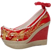 红色婚鞋女新娘伴娘布鞋翘头坡跟中式金凤吊珠结婚浅口刺绣花单鞋