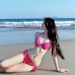 高级感海边沙滩度假泳衣女款2024性感三点式纯欲玫粉红比基尼