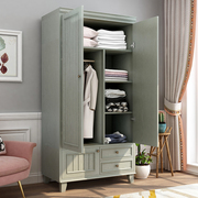 纯色衣柜；多层收纳空间。