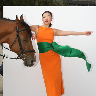brandbymei释放色彩活力暖橘色，一字领简约无袖中长针织高弹连衣裙