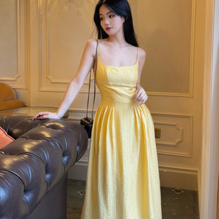 自在小个子多巴胺法式度假露背黄色吊带连衣裙2024夏气质(夏气质)甜美长裙