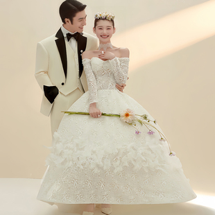 影楼情侣主题摄影室内法式复古一字肩礼服，蕾丝蓬蓬裙结婚拍照婚纱
