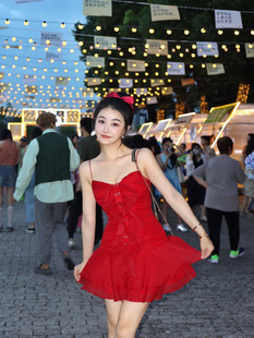 辣妹V领吊带连衣裙2024小个子气质性感红色收腰短裙子女夏季