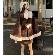 大码女装2023冬季新年红格子英伦风毛呢，斗篷短外套+a字半裙两件套
