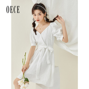 Oece甜美白色裙子夏装女装法式气质V领收腰短袖连衣裙