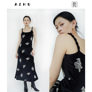 AZHU设计感立体钉珠白玫瑰氛围丝绒连衣裙女黑色吊带裙轻礼服长裙