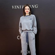 韩版时尚流行穿搭一整套冬季灰色圆领加厚套头卫衣女装三件套