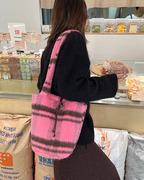 小众粉红羊毛格纹托特水桶，包大容量单肩包女2023高质感(高质感)手提包