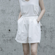白色短裤女夏季肌理感时尚，外穿纯棉原创设计宽松显瘦休闲裤子