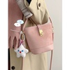 韩国丝绒粉色包包女2024春季单肩斜挎包高级感通勤手提水桶包