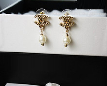 Mostrador con varias secciones la sección de pequeñas fragantes patrón salvaje talla colgando pendientes de perlas de doble oro plateado CK recomienda