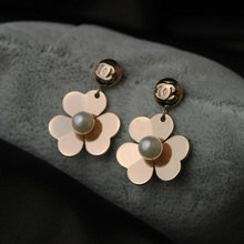 De lujo en el mundo real de tiro hermosa decoración flores fragantes en flor, pequeños pendientes de perlas brotes