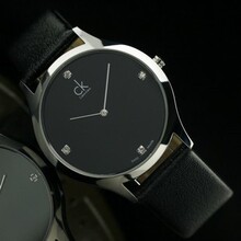 Especial CK 2-pin simple y elegante de cuatro vías hombres de cuarzo reloj de diamantes a escala (negro con cara de negro)