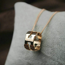 Verdadero lujo gran letra famosa foto amor H * Mashi titanio de acero chapado en oro collar de Rose K
