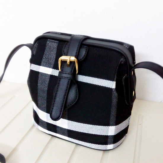 英伦格子拉扣单肩包斜挎包迷你小水桶包包 女