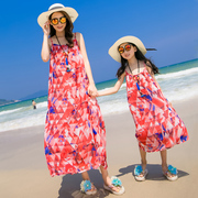 一家三口亲子装海边度假沙滩裙母女装雪纺吊带连衣裙显瘦大码裙子