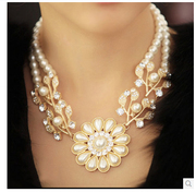 韩国时尚奢华珍珠水钻花朵短款锁骨链项链女欧美大牌衣服配饰挂件