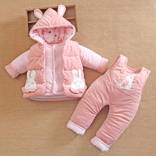 一1岁半款女宝宝秋冬装加厚棉衣，袄背带裤三件套童2婴儿服外套装季