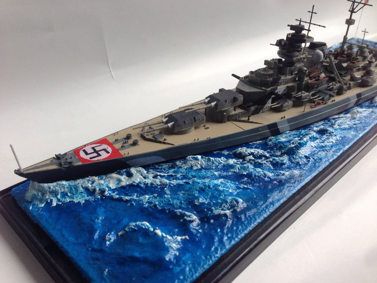 1700 德国二战海军俾斯麦号战列舰 成品模型 战